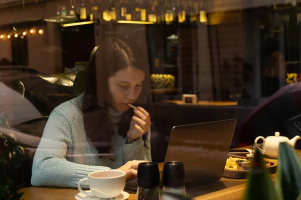 Sonriente Mujer Trabajando Portátil Restaurante Bebiendo Comiendo Hamburguesa Vista Través — Foto de Stock