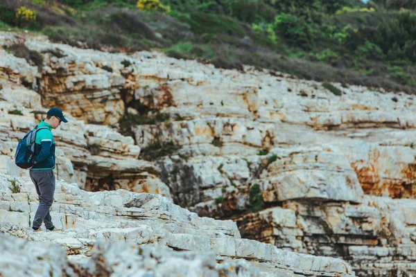 Rocky Hill 'e tırmanan adam. seyahat konsepti. Boşluğu kopyala