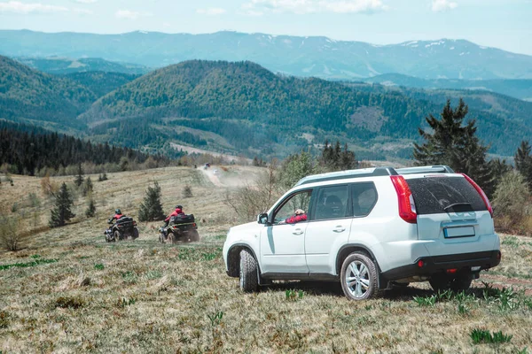 Dağlardaki yol kenarında güneşli bir yaz günü. Boşluğu kopyala