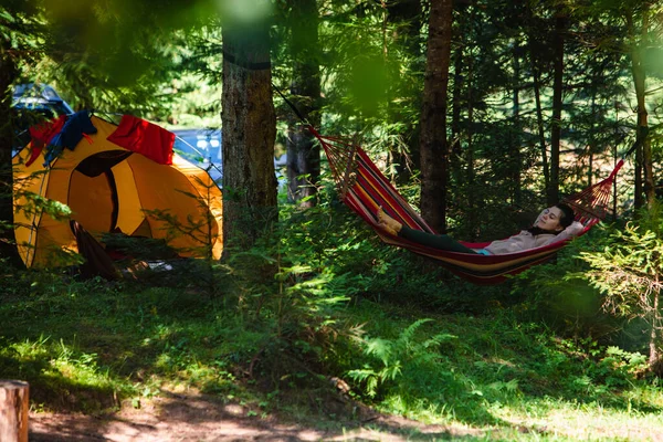 Kvinna Som Lägger Ner Hängmatta Skogstältet Bakgrund Kopia Utrymme Sommar — Stockfoto