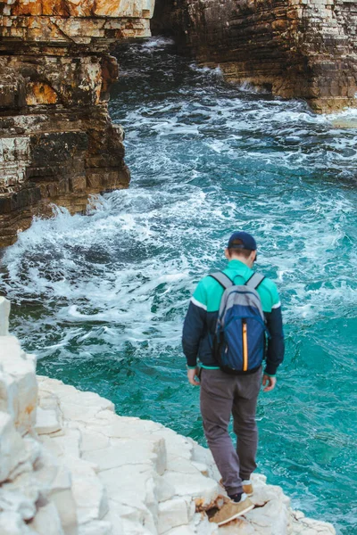 Homem Escalar Borda Rochosa Desfrutar Vista Para Paisagem Marinha Conceito — Fotografia de Stock