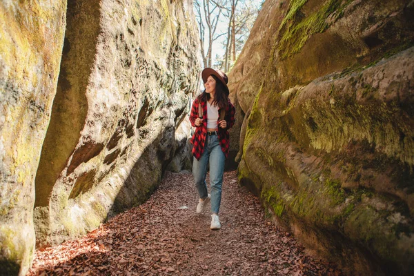 Sırt çantalı bir kadın yürüyüşçü Kanyonda yürüyor
