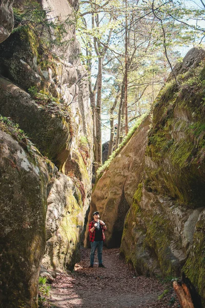 Homem Caminhante Com Mochila Andando Por Trilha Canyon Dovbush Rochas — Fotografia de Stock