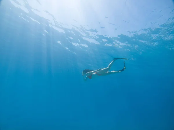 Donna Che Nuota Sott Acqua Pinne Maschera Subacquea Copia Spazio — Foto Stock