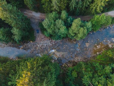 Karpat Dağları 'ndaki nehrin yukarıdan görünüşü Boşluğu kopyala