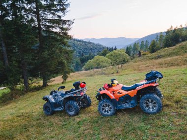 Ukrayna Karpatlar 'ın tepesindeki ATV' ye binen insanlar