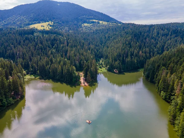 Antenn Utsikt Över Synevyr Sjö Ukrainska Karpaterna Kopiera Utrymme — Stockfoto