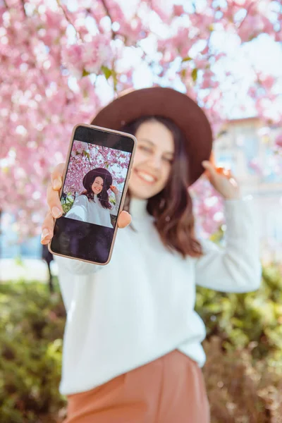 Mulher Atirando Mesma Telefone Sob Florescendo Sakura Árvore Selfie Imagem — Fotografia de Stock