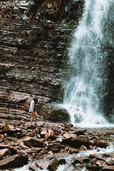 Kobieta Podróżnik Korzystających Widok Miejsca Kopii Wodospad — Zdjęcie stockowe