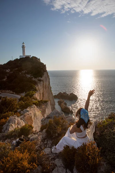 Mutlu Kadın Lefkada Adasının Deniz Feneri Manzarasında Oturuyor Yunanistan Yukarısında — Stok fotoğraf