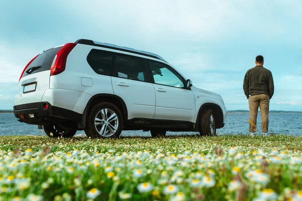 Hombre Parado Cerca Auto Playa Concepto Viaje Por Carretera Vacaciones — Foto de Stock