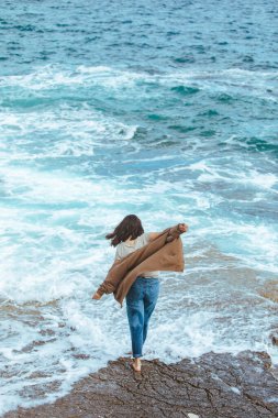 ıslak kot yalınayak kayalık plaj da yürüyüş kadın. yaz deniz tatili