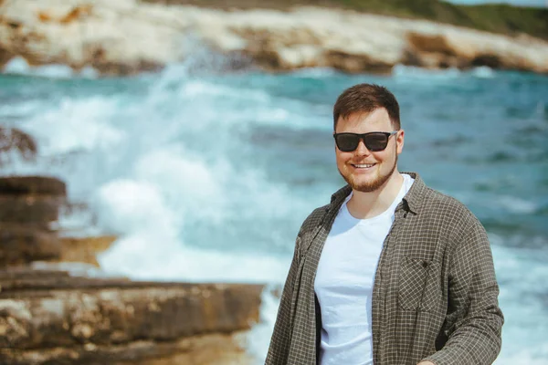 Junger Mann Mit Sonnenbrille Und Bartporträt Meer Sommerferien — Stockfoto