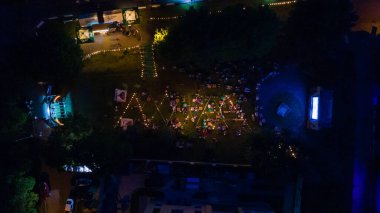 Lviv, Ukrayna - 26 Haziran 2021: Yaz gecesi Lviv Caz Festivali 'nin üst manzarası