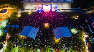 Lviv, Ukrayna - 26 Haziran 2021: Yaz gecesi Lviv Caz Festivali 'nin üst manzarası