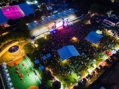 Lviv, Ukrayna - 26 Haziran 2021: Yaz gecesi Lviv Caz Festivali 'nin üst manzarası
