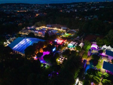 Lviv, Ukrayna - 26 Haziran 2021: Yaz gecesi Lviv Caz Festivali 'nin üst manzarası