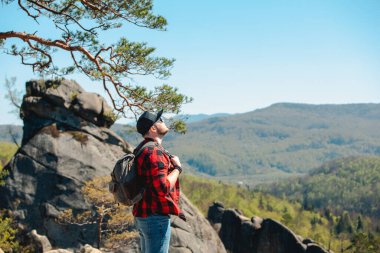 Dovbush Kayalıkları 'nda sırt çantalı bir yürüyüşçü.