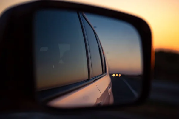Отражение Заднем Зеркале Автомобиля Закат Дорожном Пространстве Копирования — стоковое фото