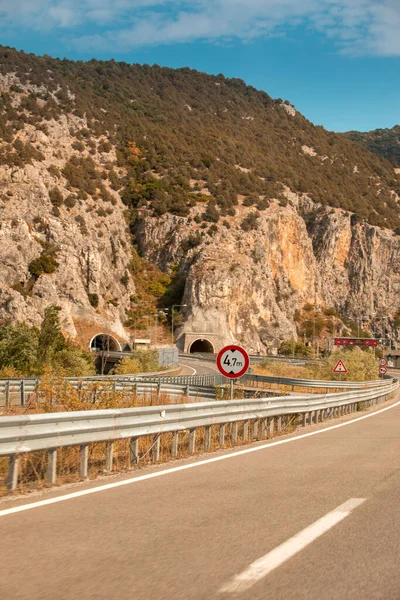 Yunan dağlarındaki tünel yolu boşluğu kopyala