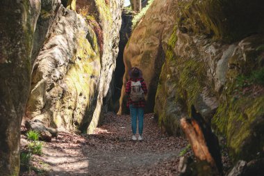 Sırt çantalı bir kadın yürüyüşçü Kanyonda yürüyor