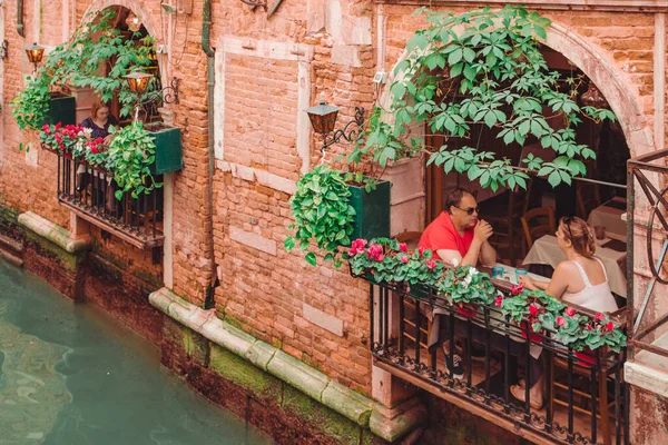 Венеція Італія Травня 2019 Люди Кафе Біля Великого Каналу Романтичні — стокове фото