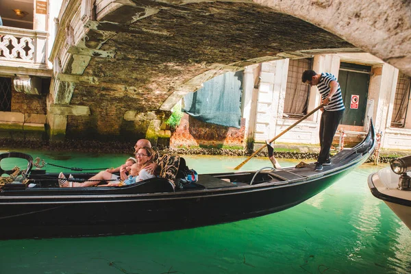 Italien Venedig Maj 2019 Människor Gondol Tar Tur Med Kanalen — Stockfoto