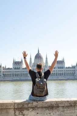 Budapeşte parlamento binası önündeki gezgin adam kopyalama alanı