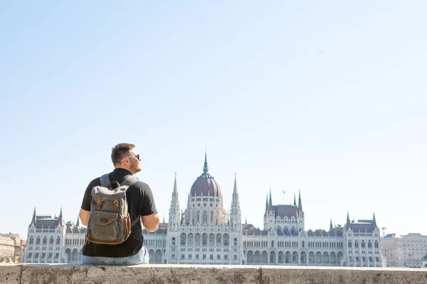 Человек Путешественник Перед Зданием Парламента Будапешта Копировальное Пространство — стоковое фото
