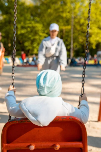 Mor Med Barn Stadsparken Barn Gungor Kopiera Utrymme — Stockfoto