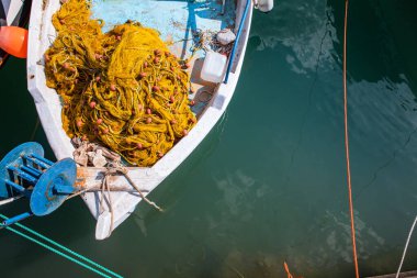 Limandaki balıkçı teknesi boşluğu kopyalıyor