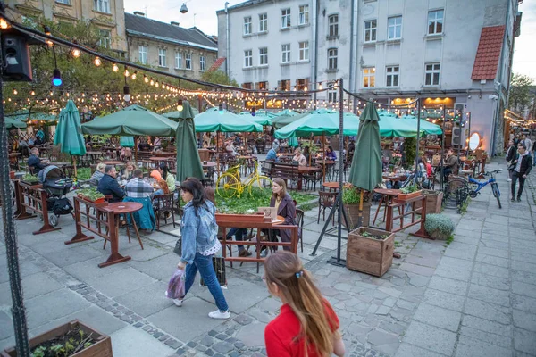 Lviv Ukraine May 2021 People Outdoors Street Cafe Flexing Talking — Stock Photo, Image