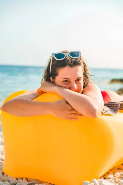 Frau Sonnt Sich Strand Und Liegt Auf Gelbem Luftsofa — Stockfoto