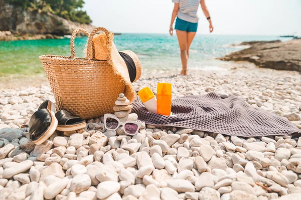 Plaj Malzemeleri Hasır Şapka Paletlerle Dolu Çanta Arka Planda Sahil — Stok fotoğraf