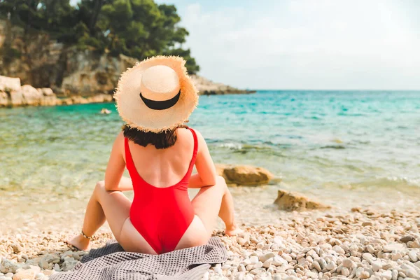 Frau Sitzt Auf Decke Meer Strand Sommerurlaub Konzept — Stockfoto