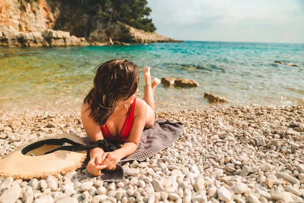 Kadın Deniz Sahilinde Battaniyeye Uzanmış Fotokopi Çekiyordu — Stok fotoğraf