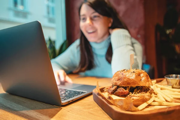 Mujer Freelancer Trabajando Ordenador Portátil Cafetería Remotamente Trabajo — Foto de Stock