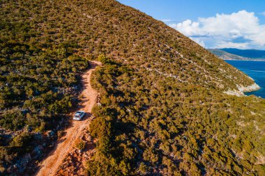 Trafikteki SUV aracı deniz tatili Lefkada Yunanistan