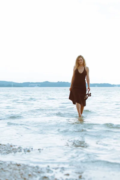 Kvinna Svart Ljus Klänning Promenader Barfota Vid Havet Strand Varm — Stockfoto