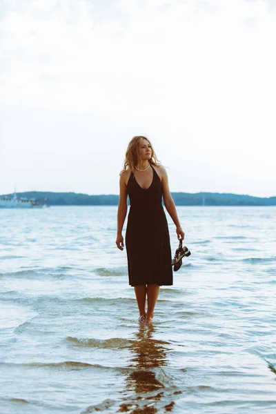 Mulher Vestido Luz Preta Andando Descalça Pela Praia Mar Quente — Fotografia de Stock