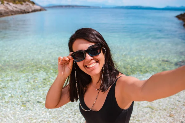 Felice Donna Sorridente Prendendo Selfie Sulla Spiaggia Mare — Foto Stock