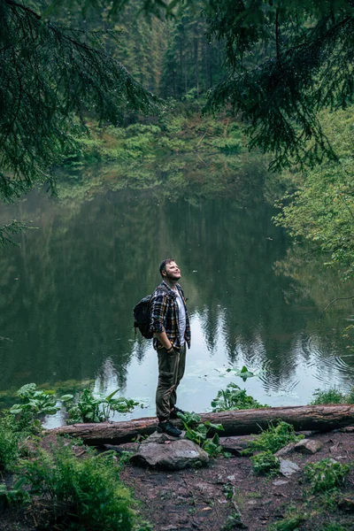 Starker Mann Wanderer Schaut Auf Bergsee Reisekonzept Kopieren Raum — Stockfoto