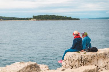 Pula, Hırvatistan - 21 Mayıs 2019: Deniz körfezi yaz tatilinin tadını çıkaran yaşlı çift