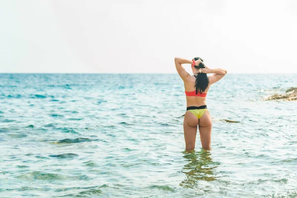 Sterke Sexy Vrouw Maken Pony Staart Staande Zee Water Uitzicht — Stockfoto