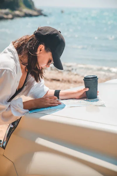 Frau Checkt Karte Auf Motorhaube Und Trinkt Kaffee Sommerstrand — Stockfoto