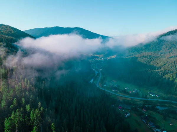 Karpat dağlarının hava manzarası beyaz bulutlar uzay yaz mevsimi Ukrayna 'yı kopyalıyor