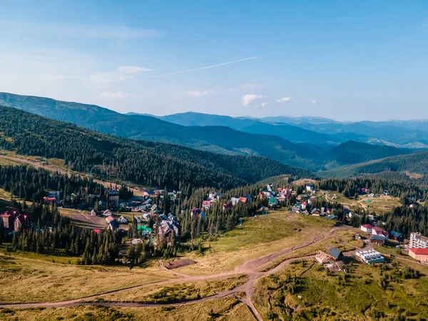 Carpathian dağlarının manzara aralığı kopya uzay yaz zamanı dragobrat ukraine