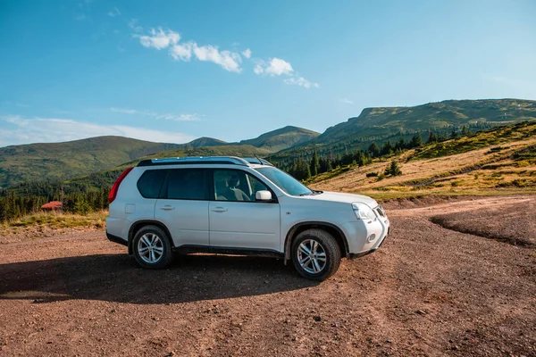 Suv Auto Top Van Ukraine Karpaten Bergketen Zomer Avond — Stockfoto