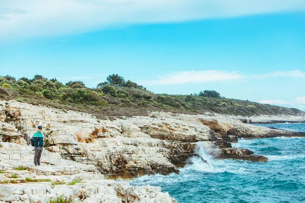 Homem Escalar Borda Rochosa Desfrutar Vista Para Paisagem Marinha Conceito — Fotografia de Stock