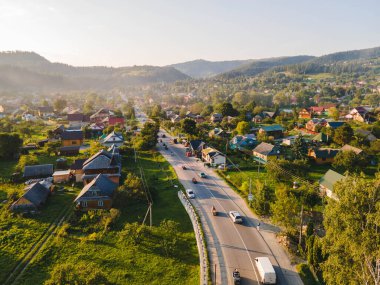 Yazın Karpat Dağları 'ndaki Ukrayna köyü manzarası